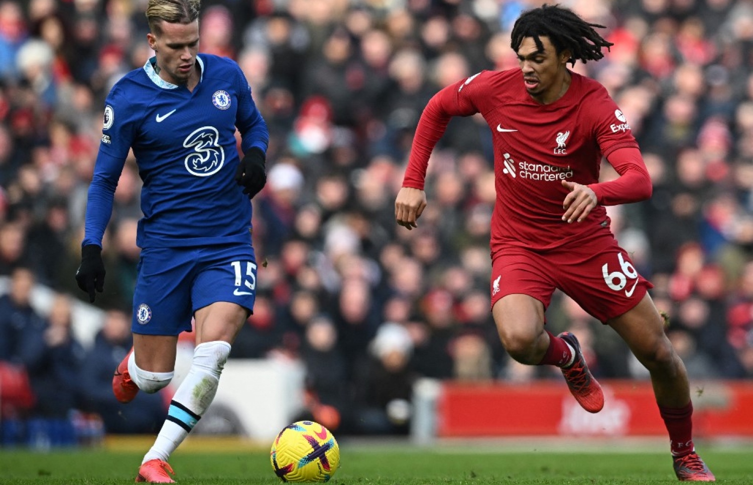 މުޑްރިކް (ވ) ލިވަޕޫލްގެ ޓްރެންޓް އެލެކްޒެންޑާ އާނޯލްޑް (ކ) ކައިރިން ބޯޅަ ހިފައިގެން ކުރިއަށް ދަނީ.-- ފޮޓޯ: އޭއެފްޕީ