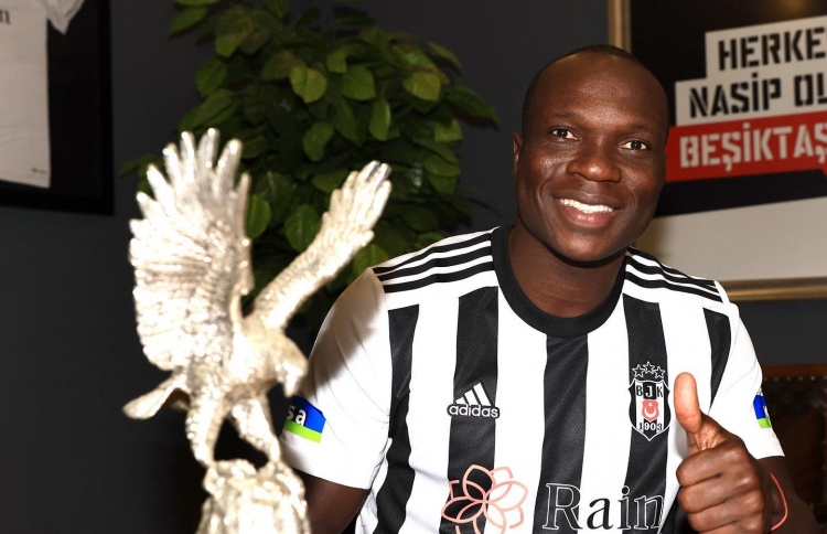 ރޮނާލްޑޯއަށް ޖާގަދޭން ބޭރުކުރި އަބޫބަކުރު ބެސިކްޓަސްއަށް