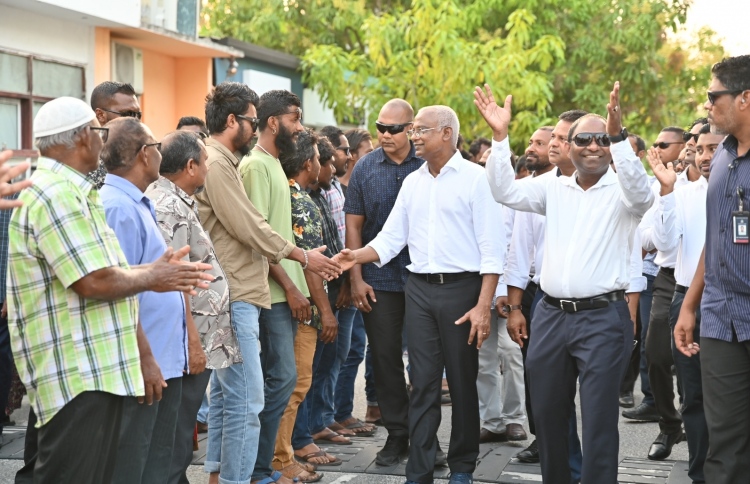 ރައީސް، ޕާޓީއަށްޓަކައި ގުރުބާންވި މީހުންގެ ހިމާޔަތުގައި