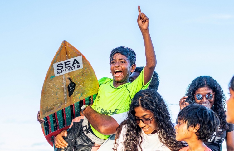 ގައުމީ ޖޫނިއާ ޗެމްޕިއަންޝިޕް ގައި 16 އަހަރުން ދަށުގެ ފައިނަލް ހީޓް ކާމިޔާބު ކުރުމަށް ފަހު އެއްގަމަށް އެރުމުން ޔަސީންގެ ބައްޕަ އޭނާ އުރާލަނީ.-- ފޮޓޯ: އެމްއެސްއޭ