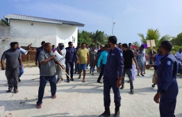 Crowd gathered in opposition of Hisaan in Thulhaadhoo: Hisaan said they were PPM supporters