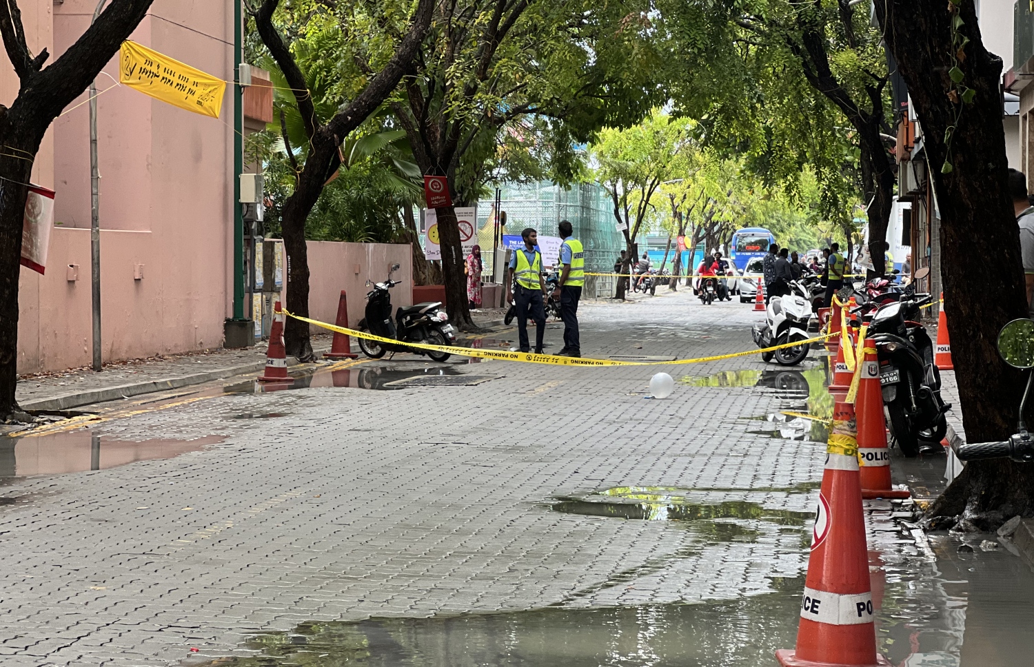 މީހަކަށް ހަމަލާ ދިން ސަރަހައްދު ބަންދުކޮށްގެން ފުލުހުން ހަރަކާތްތެރި ވަނީ--ފޮޓޯ: މިހާރު