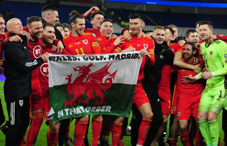 ބޭލް، ވޭލްސް ގައުމީ ޓީމާ އެކު "ވޭލްސް. ގޮލްފް. މެޑްރިޑް. މި ތަރުތީބުން" ޖަހާފައިވާ ވޭލްސްގެ ދިދައެއް ހިފައިގެން އުފާފާލު ކުރަނީ.-- ފޮޓޯ: ގެޓީ އިމޭޖަސް