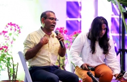 MDP's President and Speaker of the Parliament Mohamed Nasheed answering questions posed by the youth at Lonuziyaaraiy Park. PHOTO: NASHEED'S CAMPAIGN TEAM