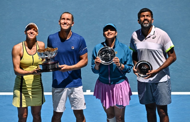 ސާނިއާ ގްރޭންޑް ސްލޭމް ކެރިއަރު ނިންމާލައިފި