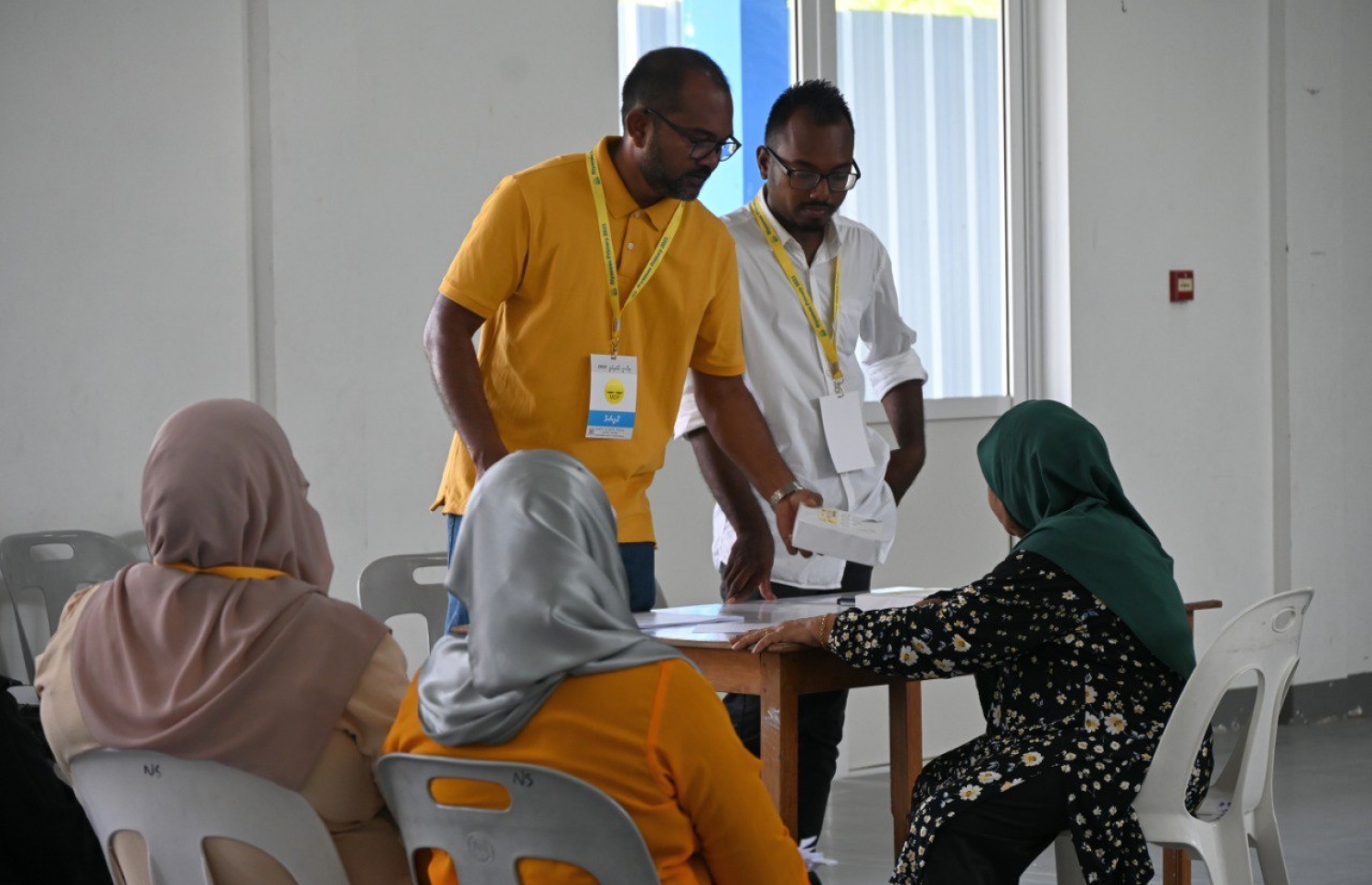 އައްޑޫ ހިތަދޫ ނޫރާނީ ސްކޫލްގައި ބަހައްޓާފައިވާ ވޯޓު ފޮށީގެ އޮފިޝަލުން ހަރަކާތްތެރިވަނީ.--- ފޮޓޯ: އަހުމަދު ހިޝާމް