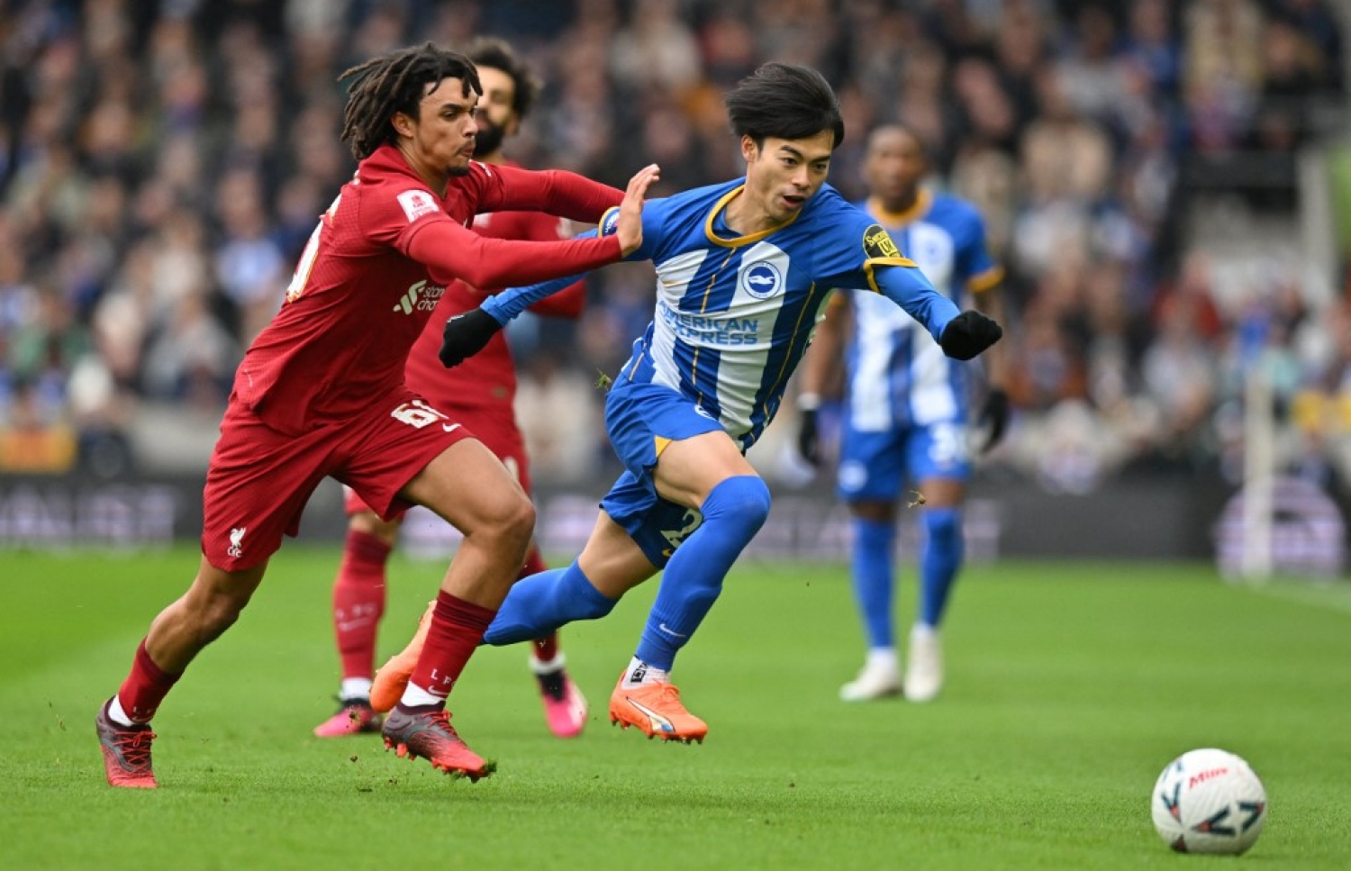 ލިވަޕޫލްގެ އާނޯލްޑް (ކ) ކައިތިން ނައްޓާފައި ބްރައިތަން މޮޅުކޮށްދިން ލަނޑު ޖެހި މިޓޯމާ (ކ) ކުރިއަށް ދަނީ.-- ފޮޓޯ: އޭއެފްޕީ