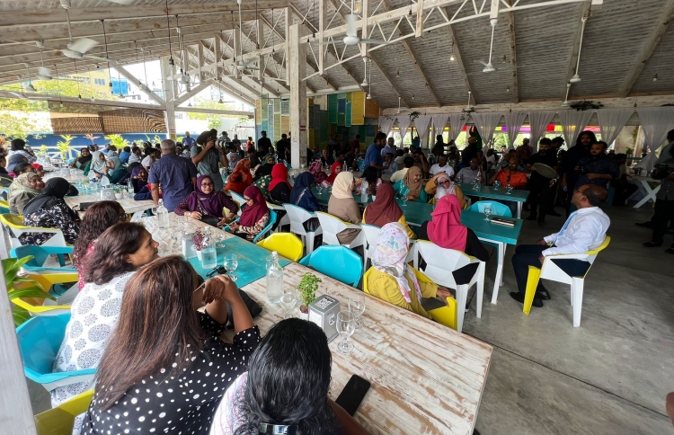 ނަޝީދު ކެމްޕެއިން ޓީމުތަކާއެކު މެންދުރު ކެއުމެއް