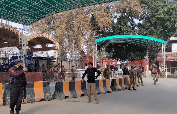 ޕާކިސްތާނުގެ މިސްކިތެއް ގޮއްވާލައި ބަޔަކު މަރާލައިފި