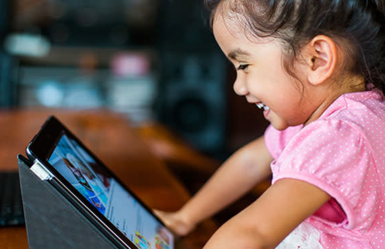 ކުޑަ ކުއްޖަކު ޓެބްލެޓަކުން ވީޑިއޯ ބަލަނީ