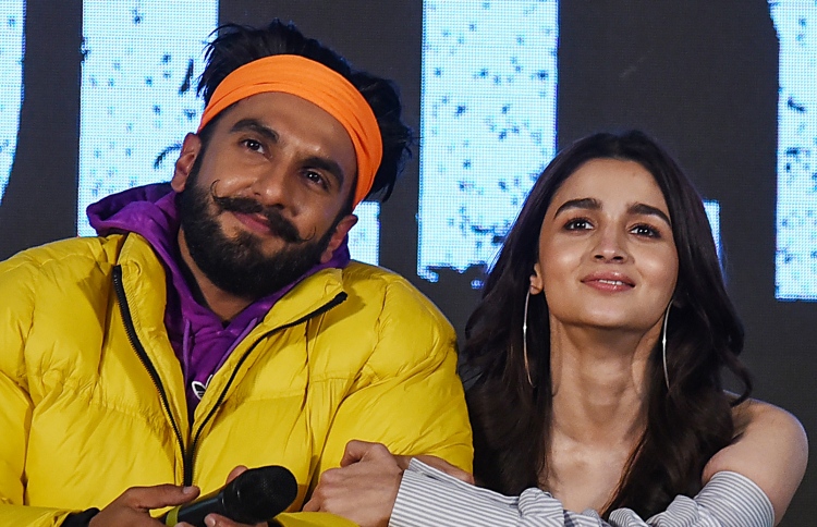 ރަންވީރާއި އާލިއާގެ އާ ފިލްމު ރިލީޒްކުރުން ފަސްކޮށްފި