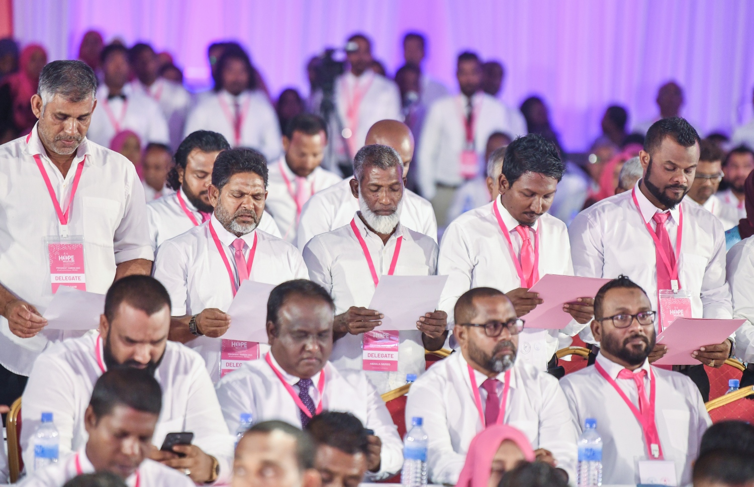 "ހޯޕް" ކޮންފަރެންސް ފެށުމުގެ ރަސްމިއްޔާތުގައި ޕީޕީއެމް/ޕީއެންސީގެ ދާއިރާތަކުގެ ރައީސުންނާއި ނައިބު ރައީސުން ހުވާ ކުރައްވަނީ -- ފޮޓޯ: ފަޔާޒު މޫސާ/މިހާރު