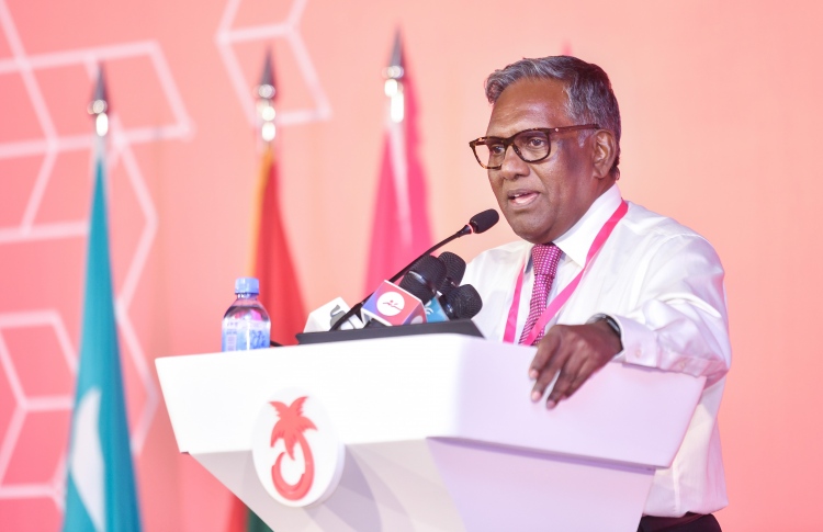 "ސިޔާސީ މައިދާނަށް މި ނުކުތީ ޑިމޮކްރަސީ ނެތިގެންދާތީ"