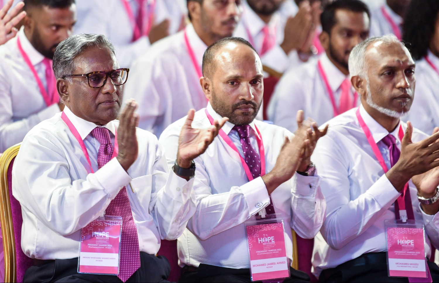 ހޯޕް ކޮންފަރެންސް ފެށުމުގެ ރަސްމިއްުޔާތުގައި އިދިކޮޅު ޕީޕީއެމް/ޕީއެންސީގެ އެޑްވައިޒަރު ޑރ. ޖަމީލް މުހައްމަދު، ޑރ. މުހައްމަދު ވަހީދު އަދި މާލޭގެ މޭޔަރު ޑރ. މުހައްމަދު މުއިއްޒު އަތްތިލަބަޑި ޖައްސަވަނީ -- ފޮޓޯ: ފަޔާޒު މޫސާ/މިހާރު