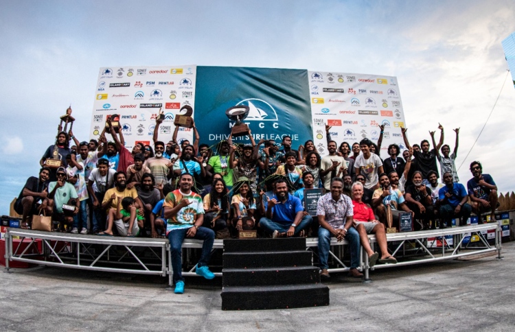 މިދިޔަ އަހަރުގެ ރަންނަމާރި ޗެމްޕިއަންޝިޕަށް ނިންމާފައި، ލީގު ނިންމަން ބޭއްވި އިނާމުދިނުމުގެ ރަސްމިއްޔާތަށް ފަހު.-- ފޮޓޯ: މޯލްޑިވްސާފްފޮޓޯގްރާފާ