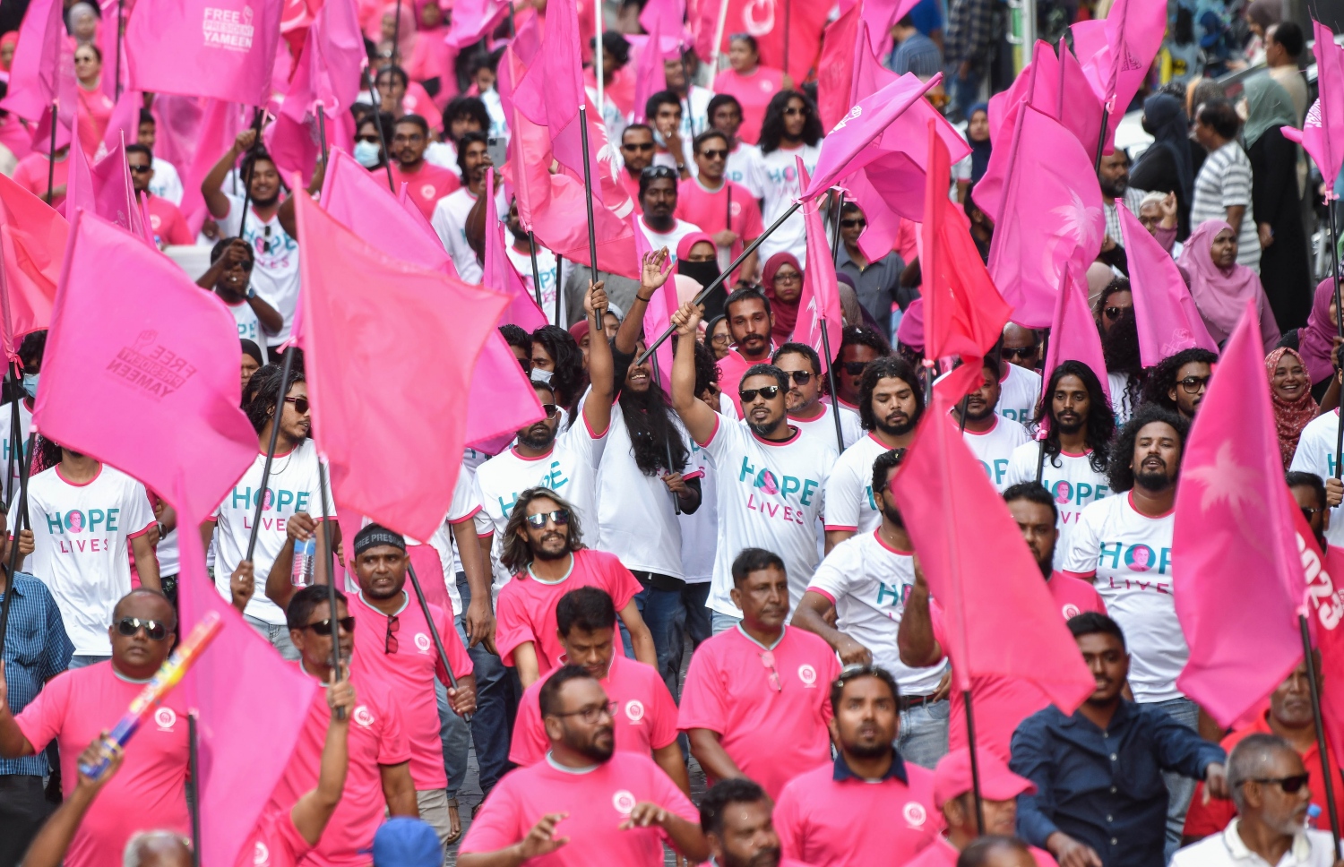 "ބުންވަރު ހިނގާލުން"ގެ ނަމުގައި ކުރީގެ ރައީސް އަބްދުﷲ ޔާމީން މިނިވަންކުރުމަށް ގޮވާލައި އިދިކޮޅުން މާލޭގައި ބޭއްވި ބޮޑު ހިނގާލުން -- ފޮޓޯ: ފަޔާޒް މޫސާ | މިހާރު