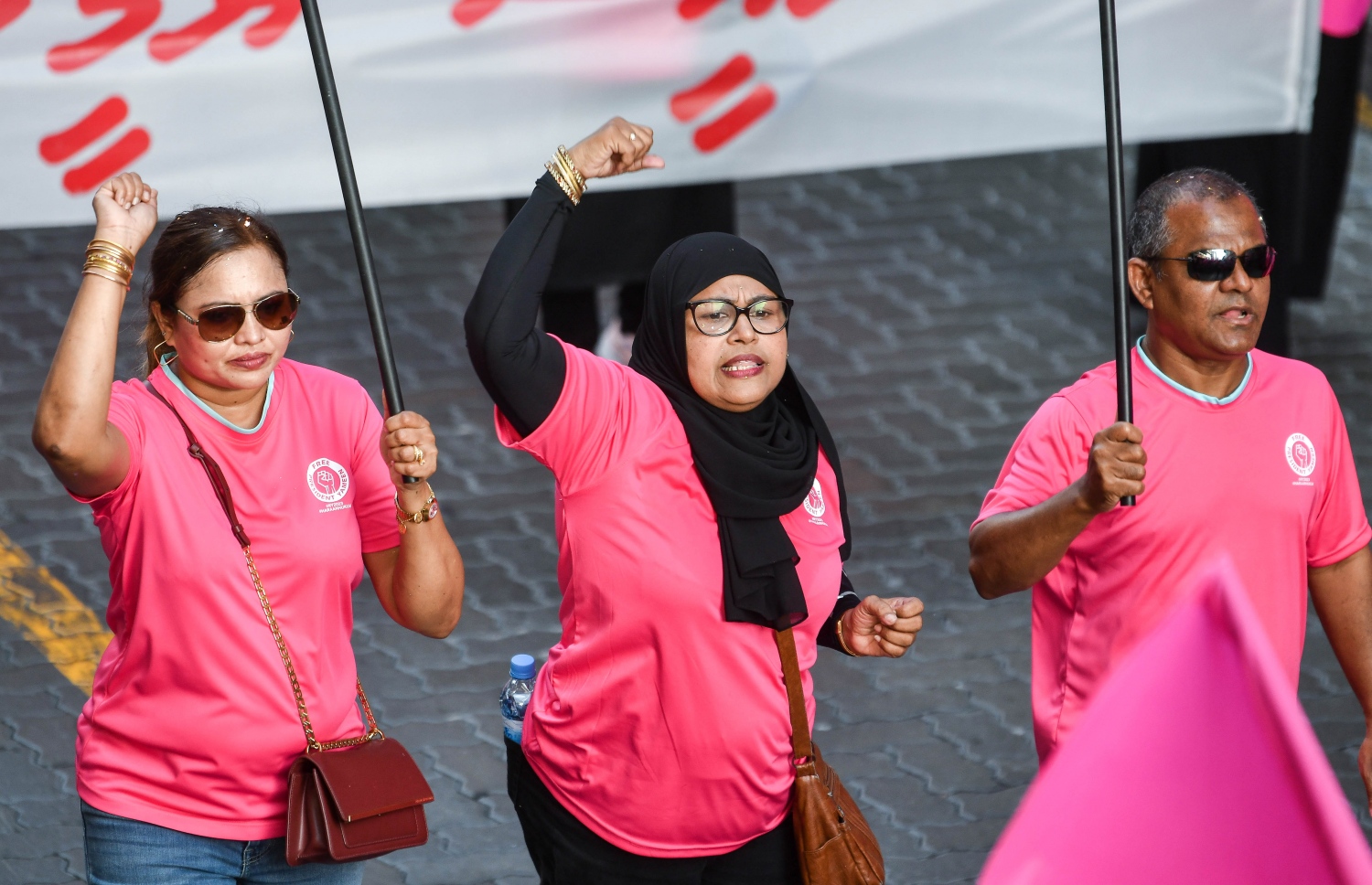 "ބުންވަރު ހިނގާލުން"ގެ ނަމުގައި ކުރީގެ ރައީސް އަބްދުﷲ ޔާމީން މިނިވަންކުރުމަށް ގޮވާލައި އިދިކޮޅުން މާލޭގައި ބޭއްވި ބޮޑު ހިނގާލުން -- ފޮޓޯ: ފަޔާޒް މޫސާ | މިހާރު