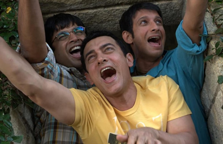 "3 އިޑިއަޓްސް" ގެ ލީޑުން ފެންނަ ރާންޗޯ (އާމިރް ހާން)، ފަރްހާން (މަދަވާން) އަދި ރާޖޫ (ޝަރްމާން)