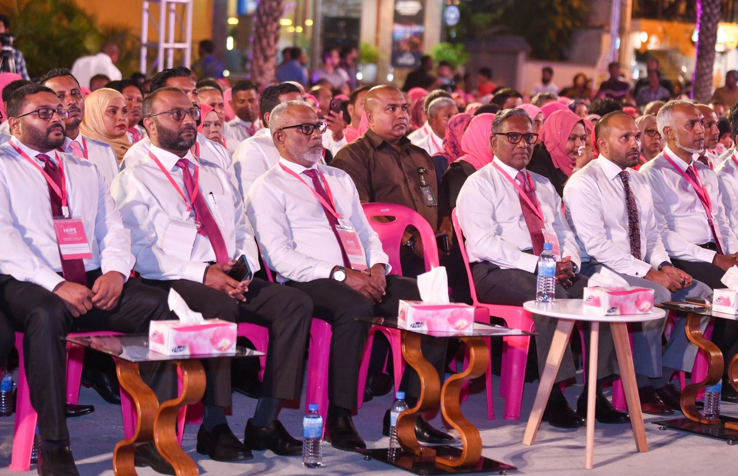 ޕީޕީއެމް/ޕީއެންސީން ކޯލިޝަނުން މިރޭ ބޭއްވި ޖަލްސާގައި އެ ކޯލިޝަންގެ ލީޑަޝިޕްގައި ހިމެނިވަޑައިގަންނަވާ ބޭފުޅުން ބައިވެރިވެވަޑައިގަންނަވަނީ.-- ފޮޓޯ: ފަޔާޒު މޫސާ/ މިހާރު