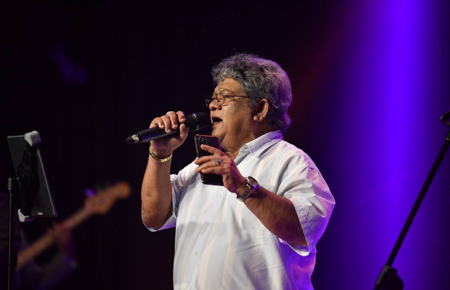 ރޭގެ ރަސްމިއްޔާތުގައި ރާއްޖޭގެ ވެޓަރަން ލަވަކިޔުންތެރިޔާ އަބްދުﷲ ރައޫފް، ފަންނުވެރިންގެ ޓްރިބިއުޓްގައި ލަވަ ހުށަހަޅައިދެނީ ---ފޮޓޯ: ރައީސް އޮފީސް