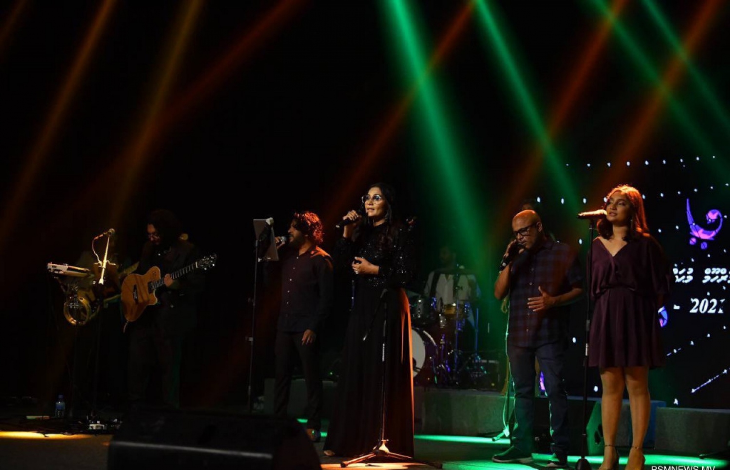 ރޭގެ ރަސްމިއްޔާތުގައި، މިހާރު ދުނިޔޭގަ ނެތް ފަންނުވެރިންގެ ހަނދާނުގައި ދިން ޓްރިބިއުޓްގެ ތެރެއިން --ފޮޓޯ: ރައީސް އޮފީސް