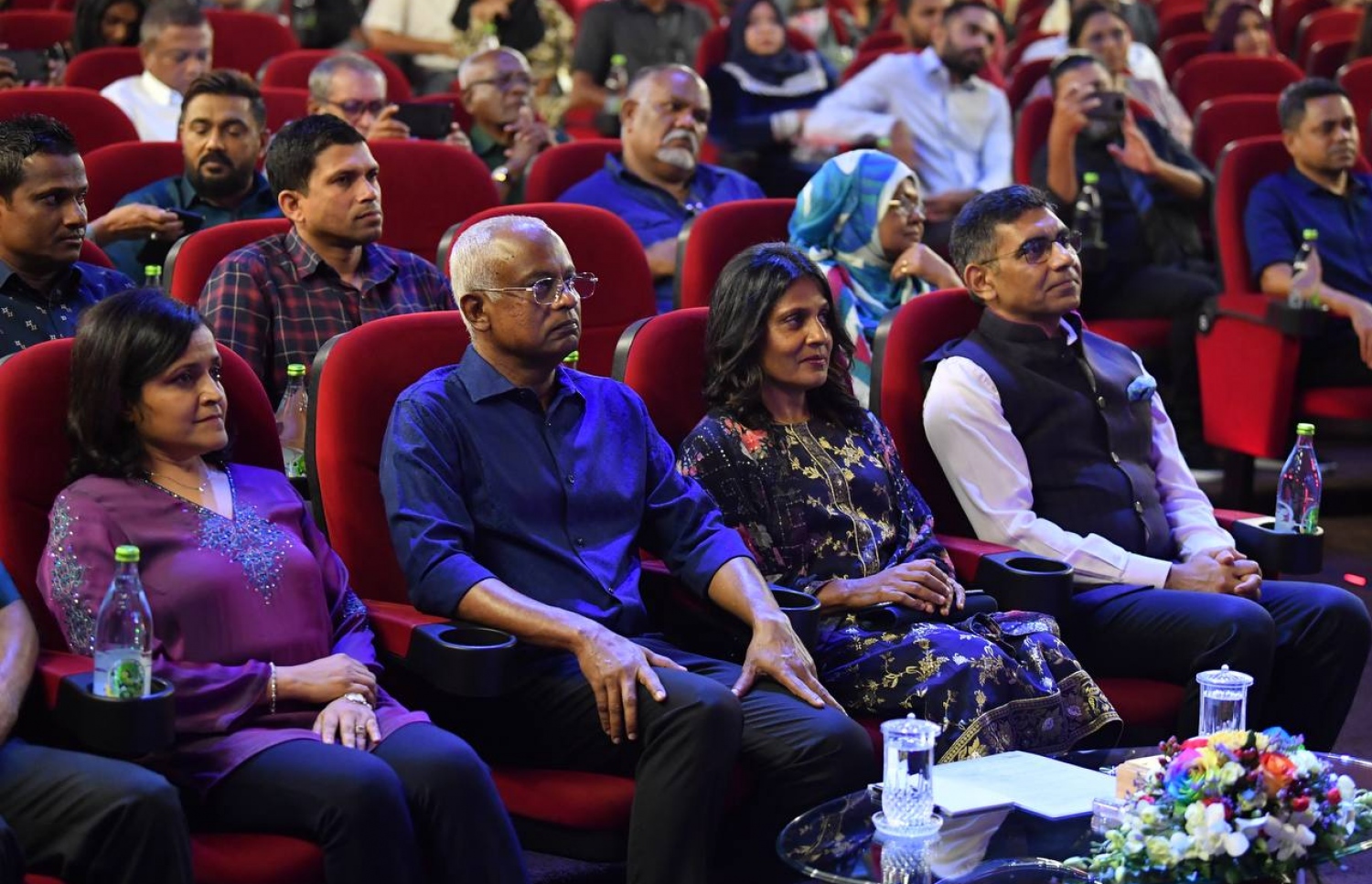 އޮލިމްޕަސް ސިނަމާ ހުޅުވުމުގެ ރަސްމިއްޔާތުގައި ރައީސްގެ ދެކަނބަލުންނާއި، އިންޑިއާ ސަފީރު މުނޫ މަހާރް އަދި ހެރިޓޭޖް މިނިސްޓަރު ޔުމްނާ މައުމޫން ބައިވެރިވެވަޑައިގަންނަވަނީ ---ފޮޓޯ: ރައީސް އޮފީސް