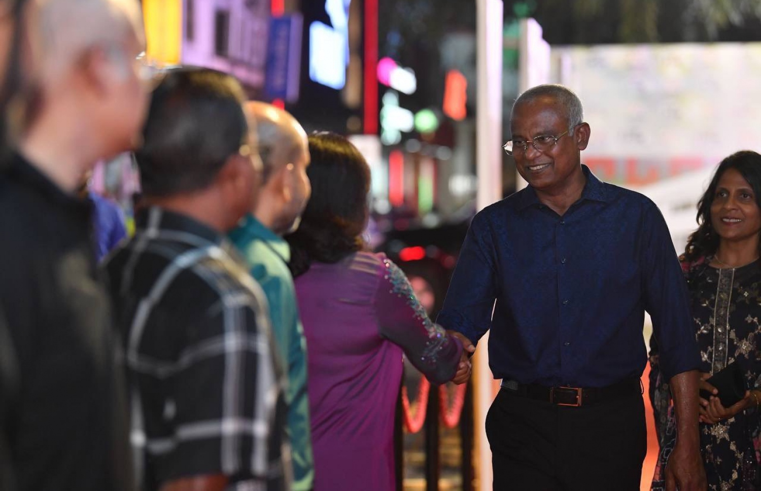 ރޭގެ ރަސްމިއްޔާތަށް ރައީސް އިބްރާހިމް މުހައްމަދު ސޯލިހުގެ ދެކަނބަލުން ރަތް ދޫލައިގައި ވަޑައިގަންނަވަނީ ---ފޮޓޯ: ރައީސް އޮފީސް