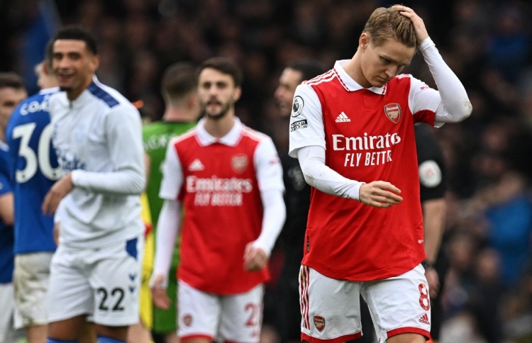 އާ ކޯޗާ އެކު އެވަޓަން އިން އާސެނަލް ބަލިކޮށްފި