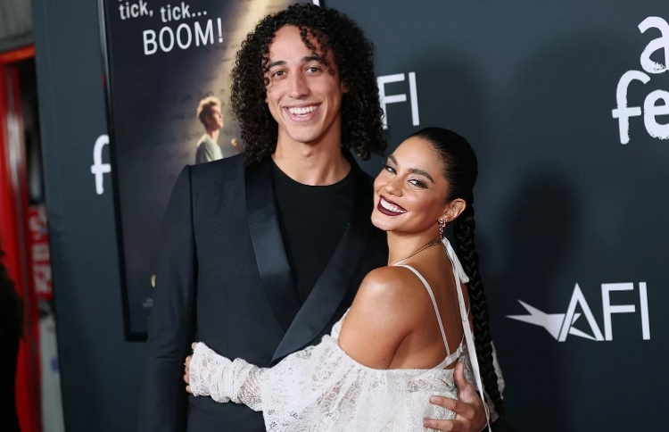 "ހައި ސްކޫލް މިއުޒިކަލް" އިން ވިދާލި ވެނެސާ ހަޖަންސް އާއި އޭނާ އެންގޭޖްވި، ބޭސްބޯލް ކުޅުންތެރިޔާ ކޯލް ޓަކާ