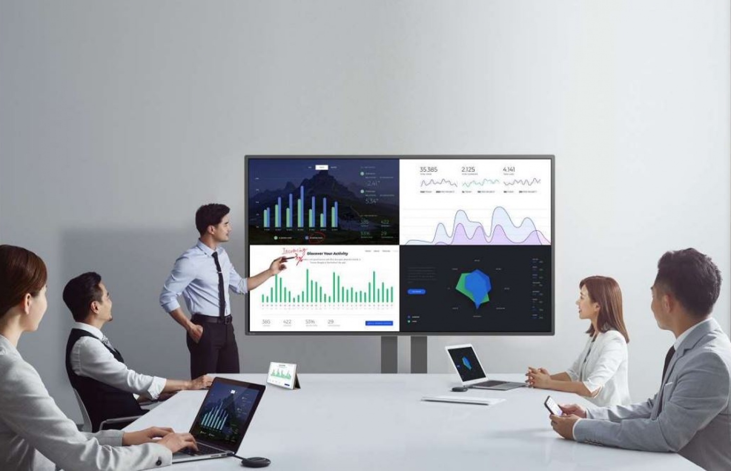 ނައިންޓީނައިން އިން ވިއްކާ އިންޓަރެކްޓިވް ޓަޗް ސްކްރީން.