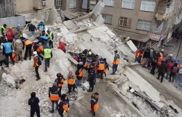 Rescuers search for survivors through the rubble in Sanliurfa, on February 6, 2023, after a 7.8-magnitude earthquake struck the country's south-east. - At least 284 people died in Turkey and more than 2,300 people were injured in one of Turkey's biggest quakes in at least a century, as search and rescue work continue in several major cities. -- Photo: AFP