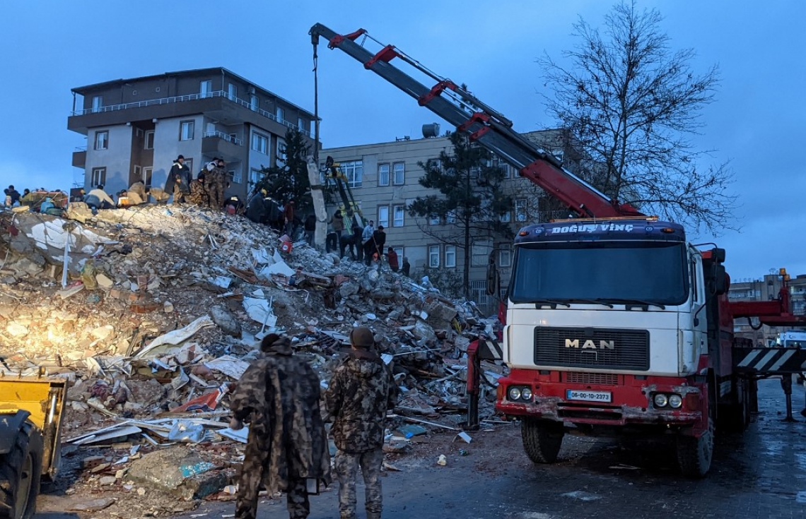 ތުރުކީގެ އިރުމަތީގައި، ސީރިއާގެ ބޯޑަރު ސަރަހައްދުގައި އޮންނަ ގާޒީއަންތާބް އަށް އައި ބާރުގަދަ ބިންހެލުމެއްގައި އެ ސަރަހައްދަށް ބޮޑުތި ގެއްލުންވެ، އެ ސަރަހައްދުން ގެއްލުނު މީހުން ހޯދުމުގެ މަސައްކަތް ކުރަނީ.-- ފޮޓޯ: އޭއެފްޕީ