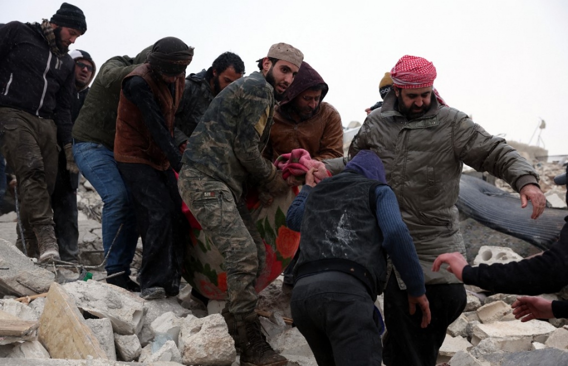 ތުރުކީގެ އިރުމަތީގައި، ސީރިއާގެ ބޯޑަރު ސަރަހައްދުގައި އޮންނަ ގާޒީއަންތާބް އަށް އައި ބާރުގަދަ ބިންހެލުމެއްގައި އެ ސަރަހައްދަށް ބޮޑުތި ގެއްލުންވެ، އެ ސަރަހައްދުން ފެނުނު މީހަކަށް އެހީތެރިކަން ފޯރުކޮށްދެނީ.-- ފޮޓޯ: އޭއެފްޕީ