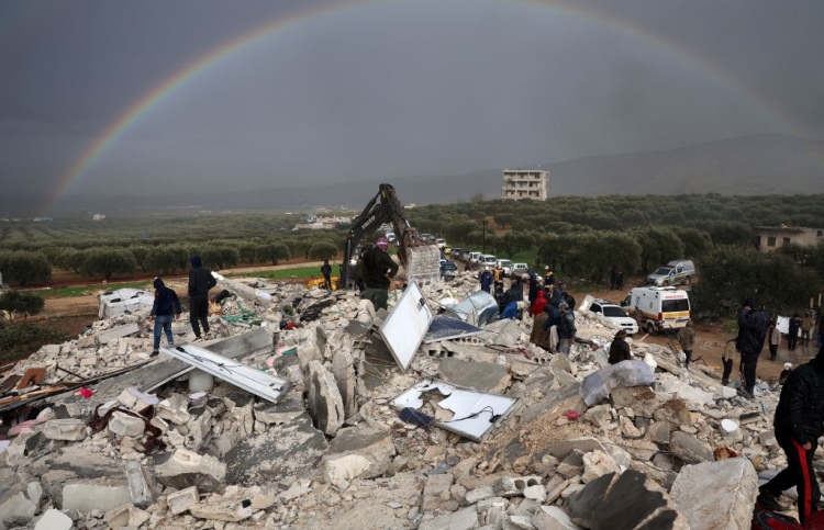 ތުރުކީން ހާލުގައި ޖެހުނު މީހުންނަށް ގެދޮރު ބިނާކުރަނީ