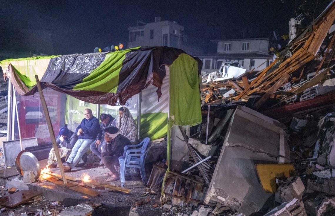 ތުރުކީގެ އިރުމަތީގައި، ސީރިއާގެ ބޯޑަރު ސަރަހައްދުގައި އޮންނަ ގާޒީއަންތާބް އަށް އައި ބާރުގަދަ ބިންހެލުމެއްގައި އެ ސަރަހައްދަށް ބޮޑުތި ގެއްލުންވެ، އެ ސަރަހައްދުން ގެއްލުނު މީހުން ހޯދުމުގެ މަސައްކަތް ކުރަނީ.-- ފޮޓޯ: އޭއެފްޕީ