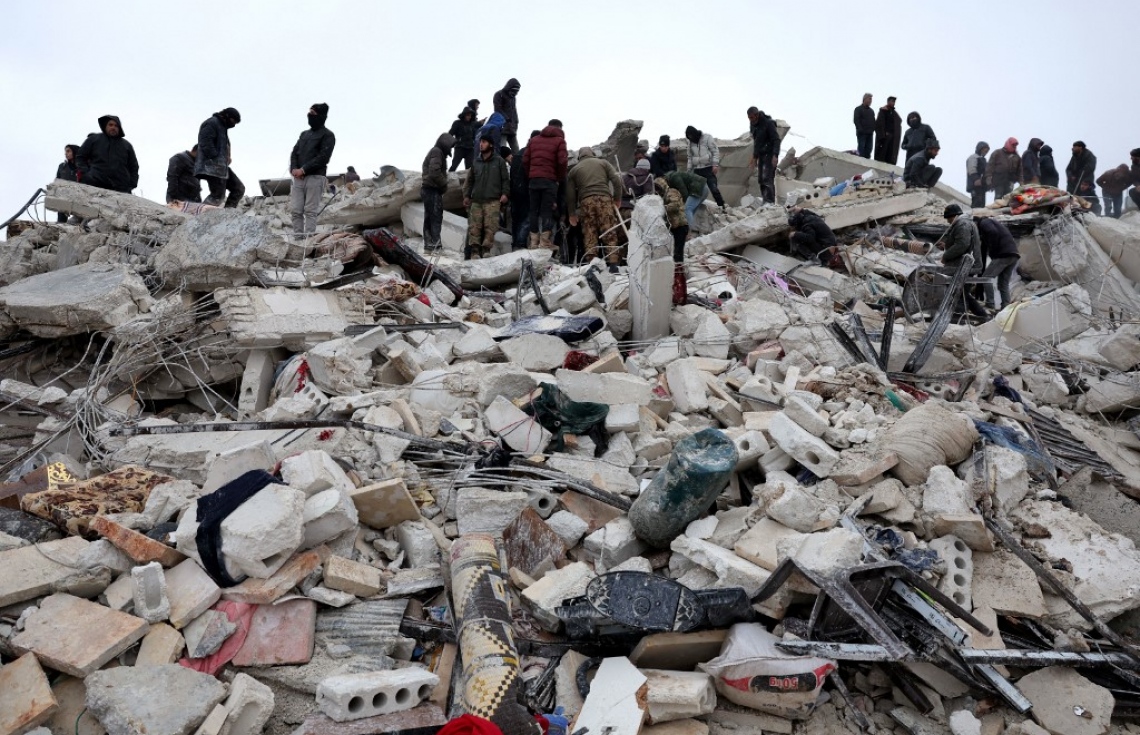 ތުރުކީގެ އިރުމަތީގައި، ސީރިއާގެ ބޯޑަރު ސަރަހައްދުގައި އޮންނަ ގާޒީއަންތާބް އަށް އައި ބާރުގަދަ ބިންހެލުމެއްގައި އެ ސަރަހައްދަށް ބޮޑުތި ގެއްލުންވެ، އެ ސަރަހައްދުން ގެއްލުނު މީހުން ހޯދުމުގެ މަސައްކަތް ކުރަނީ.-- ފޮޓޯ: އޭއެފްޕީ