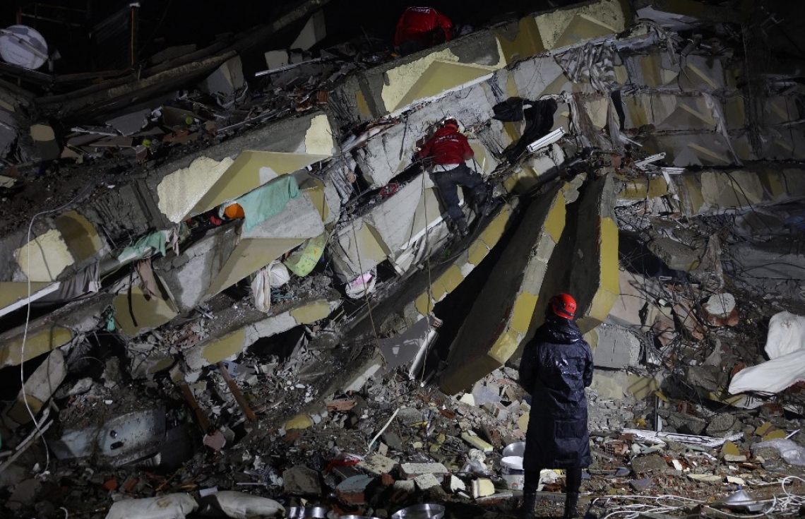 ތުރުކީގެ އިރުމަތީގައި، ސީރިއާގެ ބޯޑަރު ސަރަހައްދުގައި އޮންނަ ގާޒީއަންތާބް އަށް އައި ބާރުގަދަ ބިންހެލުމެއްގައި އެ ސަރަހައްދަށް ބޮޑުތި ގެއްލުންވެ، އެ ސަރަހައްދުން ގެއްލުނު މީހުން ހޯދުމުގެ މަސައްކަތް ކުރަނީ.-- ފޮޓޯ: އޭއެފްޕީ