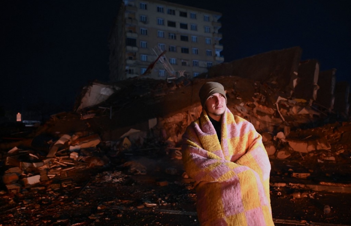 ތުރުކީގެ އިރުމަތީގައި، ސީރިއާގެ ބޯޑަރު ސަރަހައްދުގައި އޮންނަ ގާޒީއަންތާބް އަށް އައި ބާރުގަދަ ބިންހެލުމެއްގައި އެ ސަރަހައްދަށް ބޮޑުތި ގެއްލުންވެ، އެ ސަރަހައްދުން ގެއްލުނު މީހުން ހޯދުމުގެ މަސައްކަތް ކުރަނީ.-- ފޮޓޯ: އޭއެފްޕީ