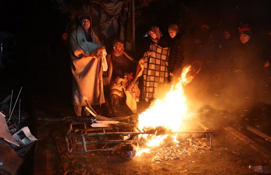 ތުރުކީގެ އިރުމަތީގައި، ސީރިއާގެ ބޯޑަރު ސަރަހައްދުގައި އޮންނަ ގާޒީއަންތާބް އަށް އައި ބާރުގަދަ ބިންހެލުމެއްގައި އެ ސަރަހައްދަށް ބޮޑުތި ގެއްލުންވެ، އެ ސަރަހައްދުގައި ތިބި ބަޔަކު ފިނިބޮޑުވުުގެ ސަބަބުން އަލިފާންގަނޑެއް ރޯކޮށް ހޫނުކުރަނީ.-- ފޮޓޯ: އޭއެފްޕީ