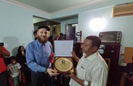 މާލާ، އޭނަގެ ފަރުވާއިން  ކުއްޖަކު ރަނގަޅުކުރުމުން އެ އާއިލާއިން ހަދިޔާއެއް ހަވާލުކުރަނީ. --