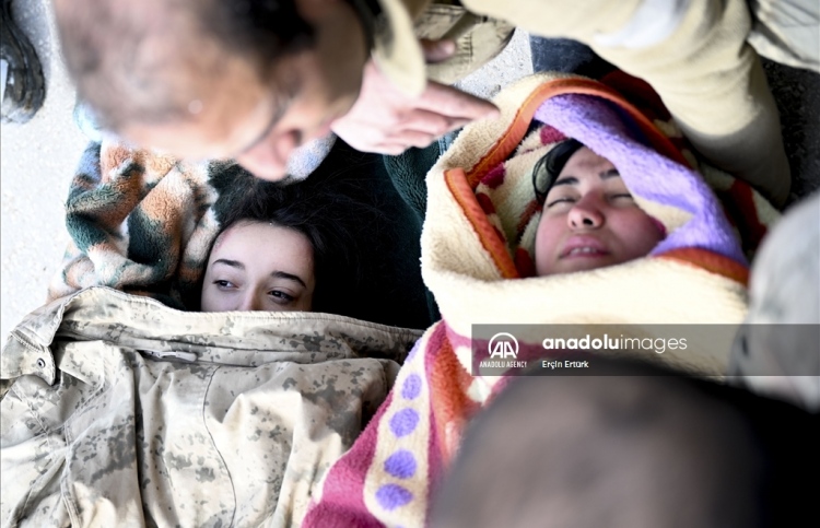 ދެ ދަރިންނާއި މަންމަ އިމާރާތުގެދަށުގައި 30 ގަޑިއިރު