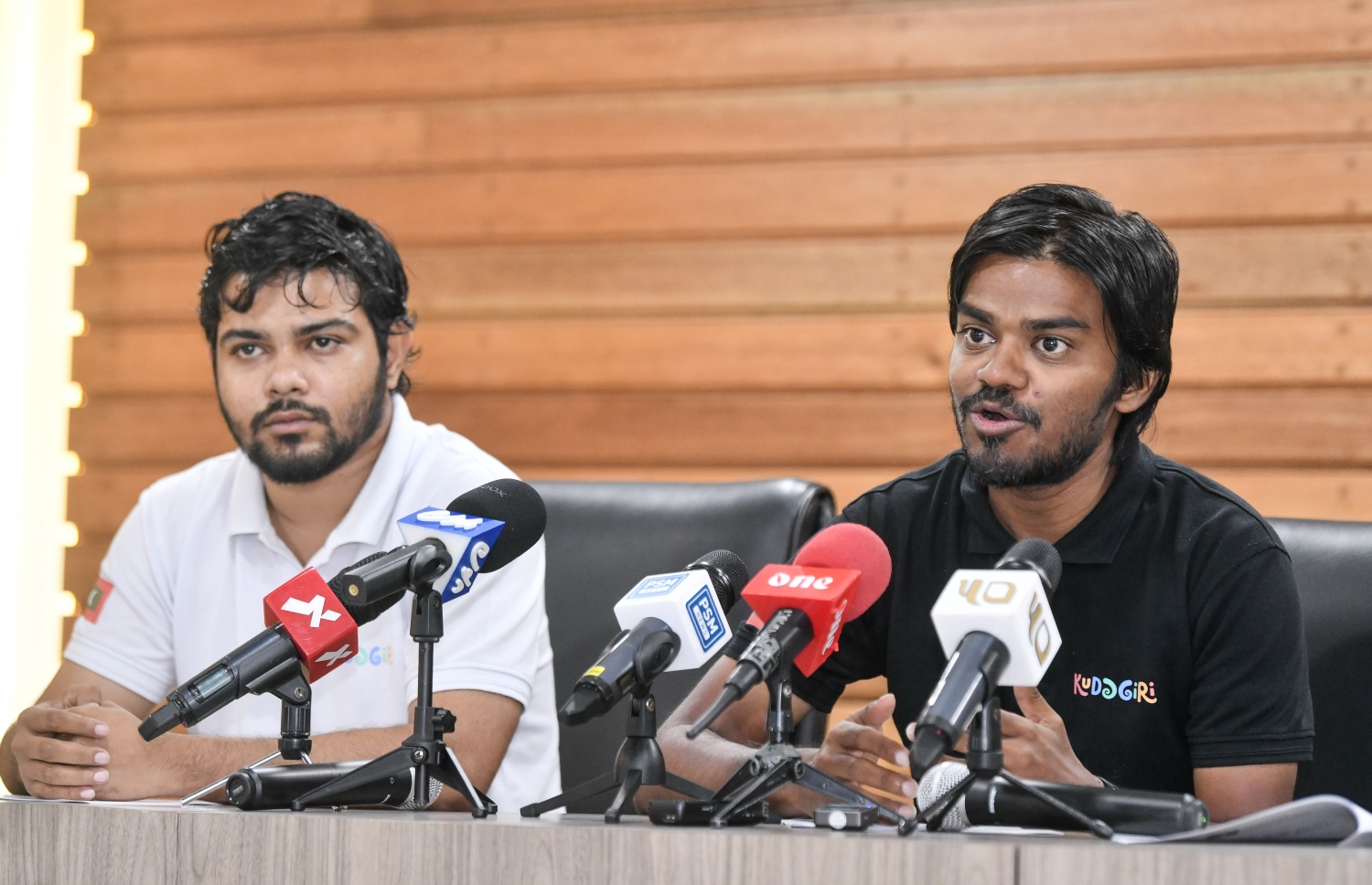 ކުޑަގިރި ޕިކްނިކް އައިލެންޑްއާ ގުޅޭގޮތުން ނޫސްވެރިންނަށް މައުލޫމާތު ދިނުމަށް އެޗްޑީސީން ބޭއްވި ޕްރެސްގައި ޑިރެކްޓާ މާކެޓިން އެންޑް ސޭލްސް ނިއުޝާދު ޝަރީފް ވާހަކަދައްކަވަނީ -- ފޮޓޯ: ފަޔާޒް މޫސާ | މިހާރު