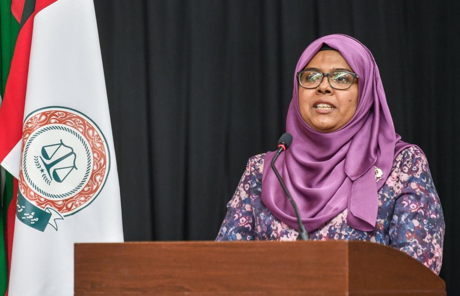 ފަނޑިޔާރުންގެ ޖަމިއްޔާގެ ބައްދަލުވުމުގައި ޗީފް ޖުޑީޝަލް އެޑްމިނިސްޓްރޭޓާ ރިޒްނާ ވާހަކަ ދައްކަވަނީ. -- ފޮޓޯ: ފަޔާޒް މޫސާ | މިހާރު