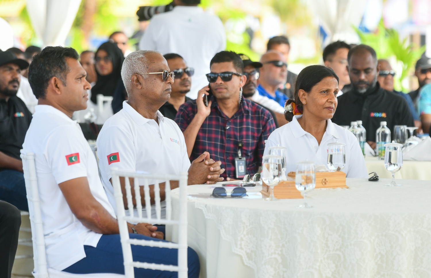 ކުޑަގިރި ހުޅުވުމުގެ ރަސްމިއްޔާތުގައި ރައީސްއާ އެކު ނައިބު ރައީސް ފައިސަލް ނަސީމް ބައިވެރިވެވަޑައިގަންނަވަނީ. މި ރަށް ތަރައްގީކޮށް ހުޅުވުމުގައި އިސް ދައުރެއް އެމަނިކުފާނު އަދާކުރެއްވި. -- ފޮޓޯ | ރައީސް އޮފީސް