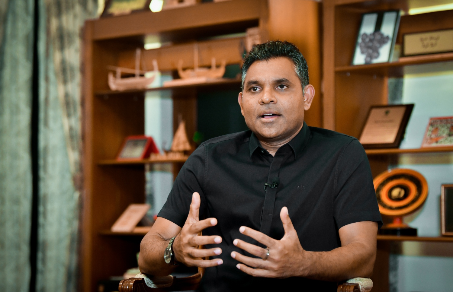 ނައިބު ރައީސް ފައިސަލް ނަސީމް "މިހާރު"އާ ވާހަކަ ދައްކަވަނީ: ސޯޝަލް ސެކްޓާގައި މިހާތަނަށް ގިނަ ކަންކަން ކުރެވި ހެޔޮ ބަދަލުތައް ފެންނަމުންދާ ކަމަށް ވިދާޅުވި. -- ފޮޓޯ:ނިޝާން އަލީ | މިހާރު