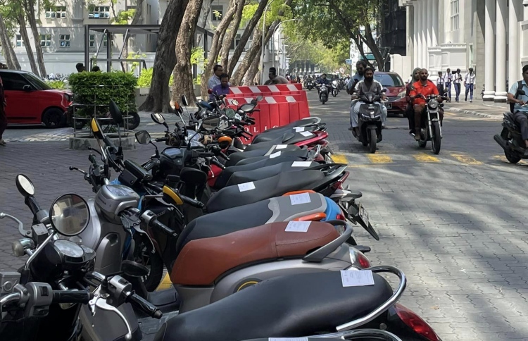 ކުއްލިއަކަށް ޖެހި ސްޓިކާތަކަށް ފުލުހުންގެ ޖަވާބު!