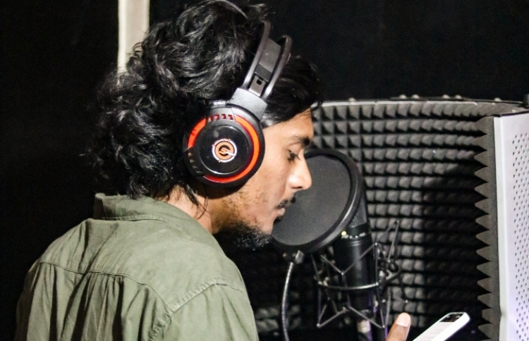 ޓޯއީގެ އާ އަލްބަމް ސިމްބޮލިކްގެ ލަވަތަކާ ތަފާތުކޮށް