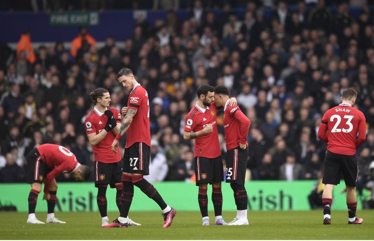 ހިތްދަތި މަލާމާތާ ހެދި ޔުނައިޓެޑަށް އުފަލެއް ނެތް