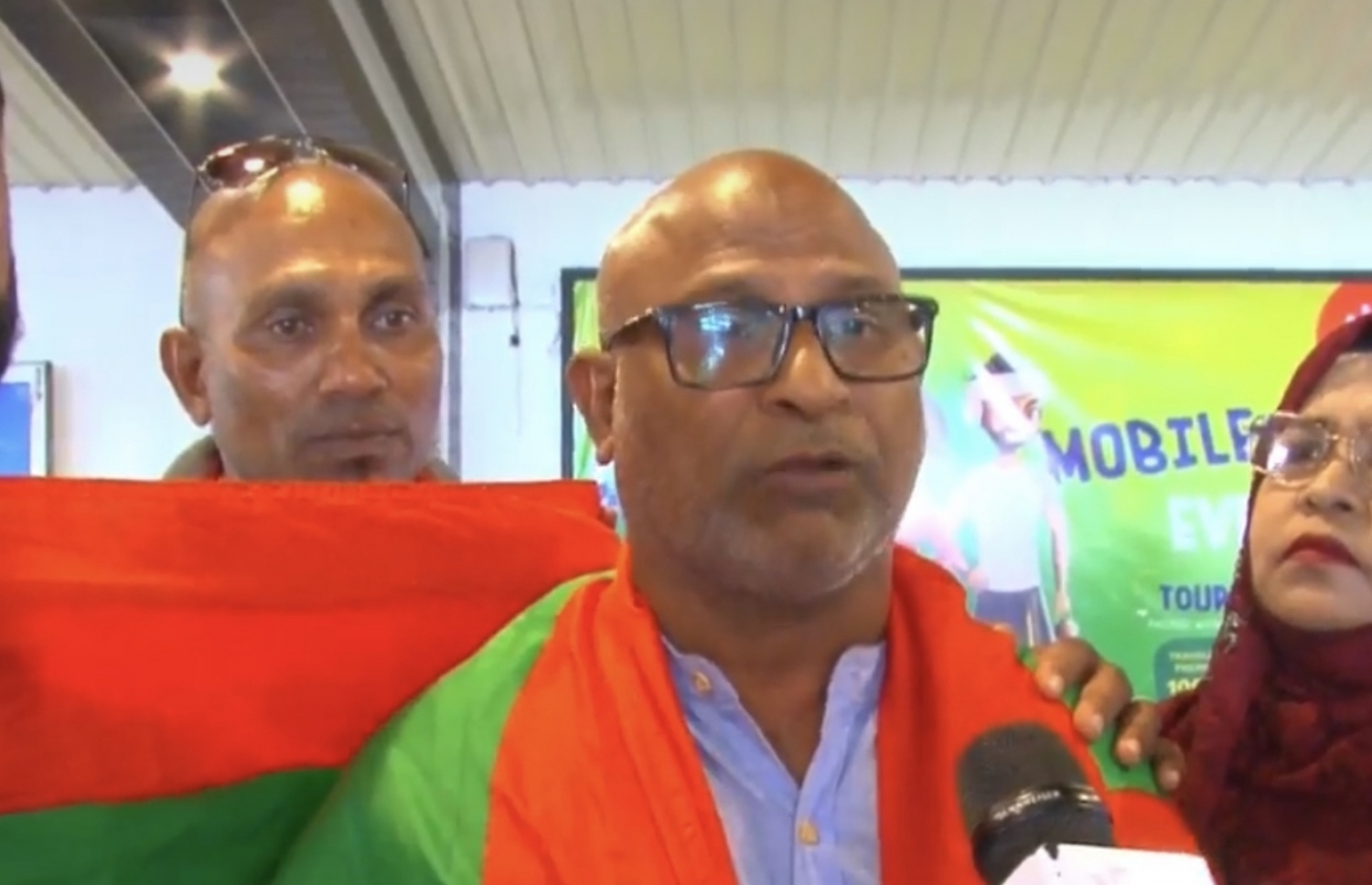 އިންޑިއާގައި އުޅެނިކޮށް އެ ގައުމުގެ އިމިގްރޭޝަނުން ހިފެހެއްޓި ޕީޕީއެމްގެ ހުޅުމާލޭގެ ގޮފީގެ ރައީސް، އަބްދުއްސަމަދު ރާއްޖެ އައިސް އެއާޕޯޓުގައި އިންޓަވިއު ދެނީ.