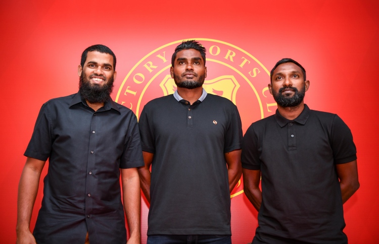 ސޮބާ ވިކްޓަރީއަށް، އަކޫ އާއި އުމޭރުވެސް ސޮއިކޮށްފި